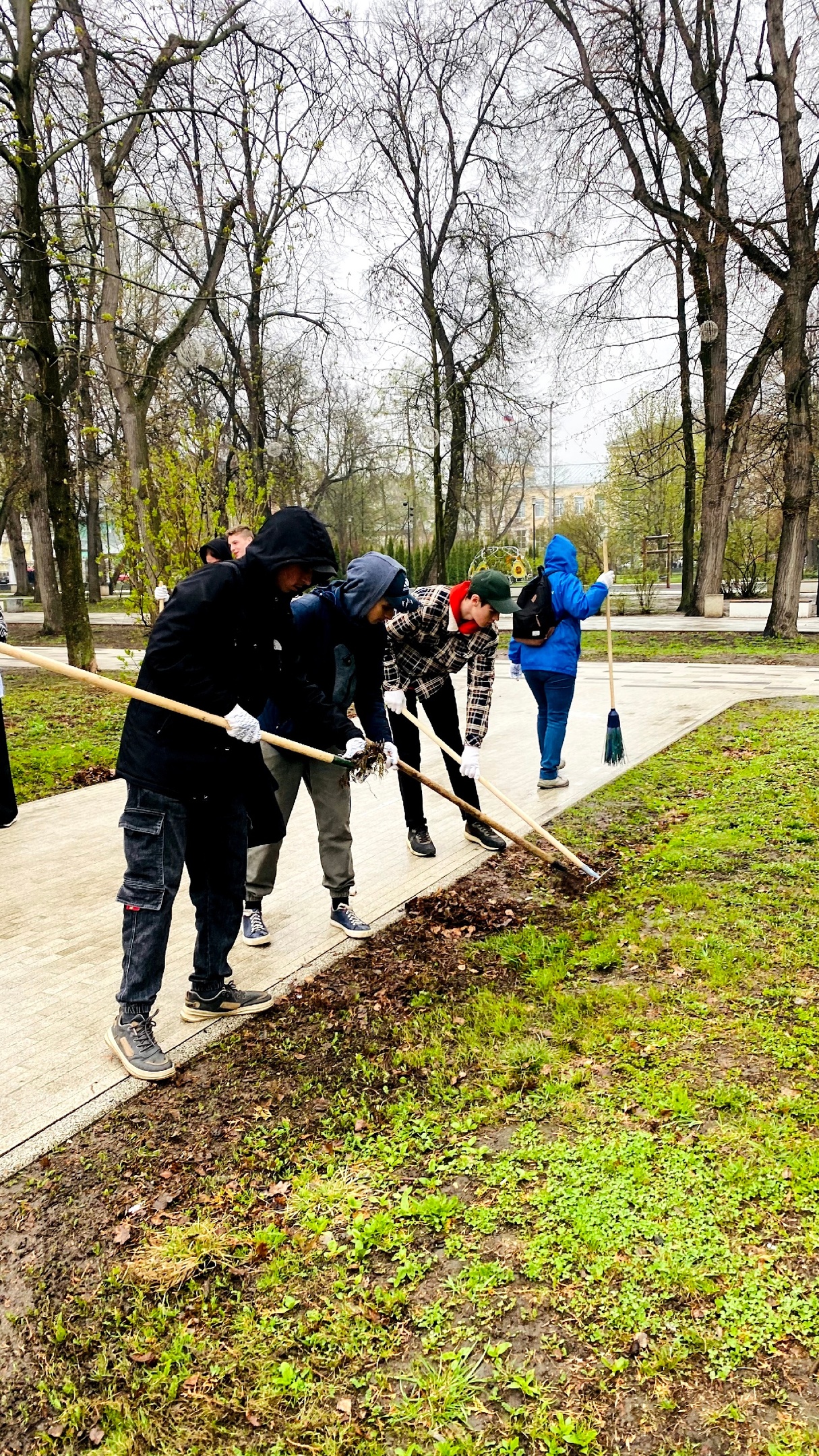 Весенний субботник в Верхнем городском саду