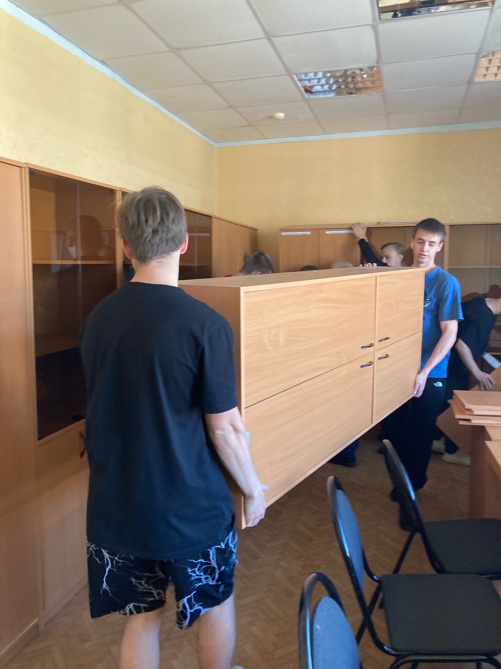 Сильные руки волонтёров